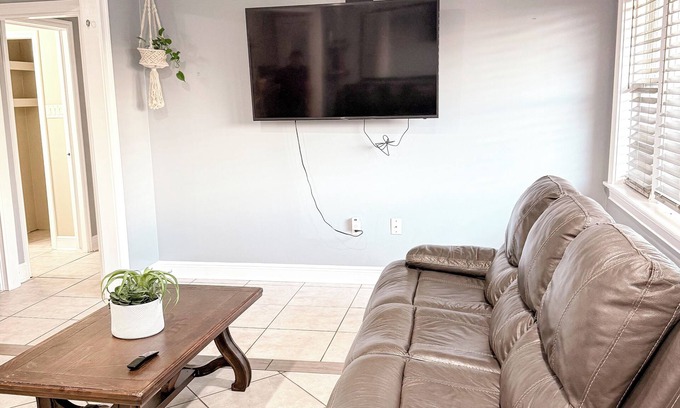 Kenner - Louis Armstrong International Airport Casa | Quiet home in Kenner with AC, WiFi. Mins from everything/ Airport, NOLA