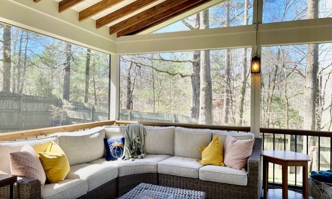 Oxford Casa | Quiet Home in the Woods, Minutes to Campus with a Gorgeous Back Porch!