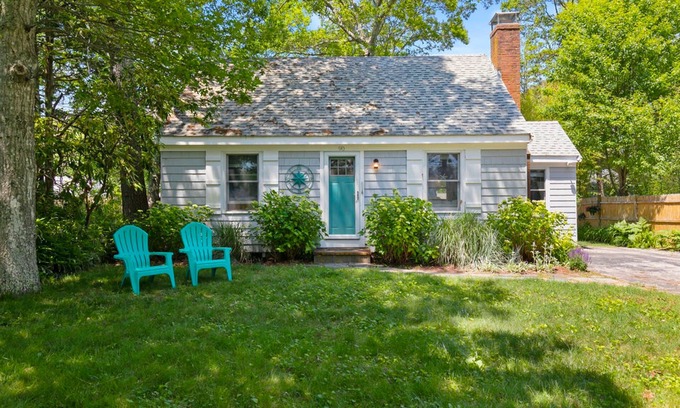 Teaticket Casa | Quiet home near Great Pond with patio, W/D, AC, games, & private yard