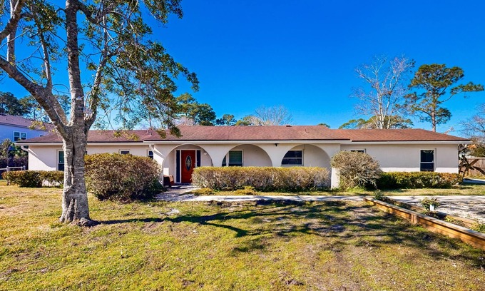 Beach Haven Casa | Quiet home on a cul-de-sac with screened patio, W/D, & central AC