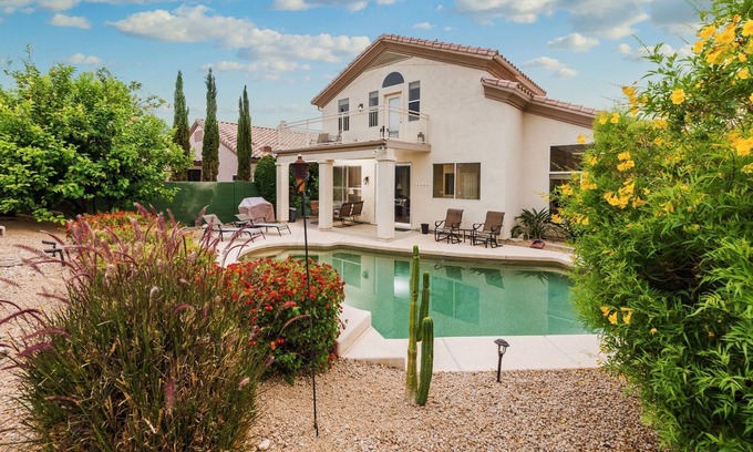 Aztec Corridor Villa | Casa tranquila con vistas a la montaña y piscina 4BD / 3BTH en el barrio de la familia - Plazas 12