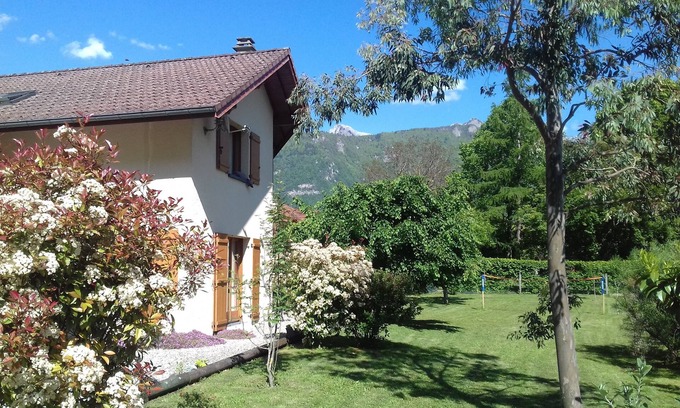 Chaparon Casa | Quiet house 5 minutes from Lake Annecy! Large garden with badminton court.