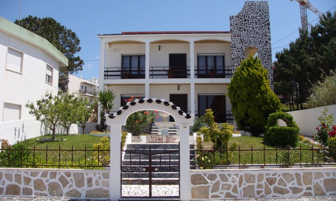 Nazare Villa | Casa tranquila con jardín cerca de las playas y vistas al mar