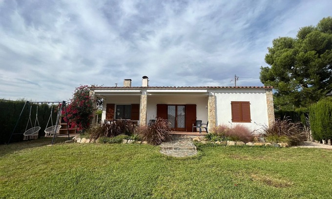 Calonge Casa | Casa tranquila con amplio jardín cerca de la playa ideal para familias.