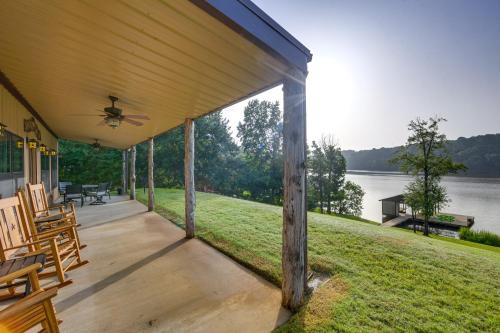 Gladewater Casa | Quiet Lake Gladewater Getaway with Dock and Kayaks!
