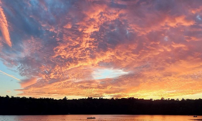 Twin Lake Cabaña | Quiet lake house on private all-sports Clear Lake, perfect for families.