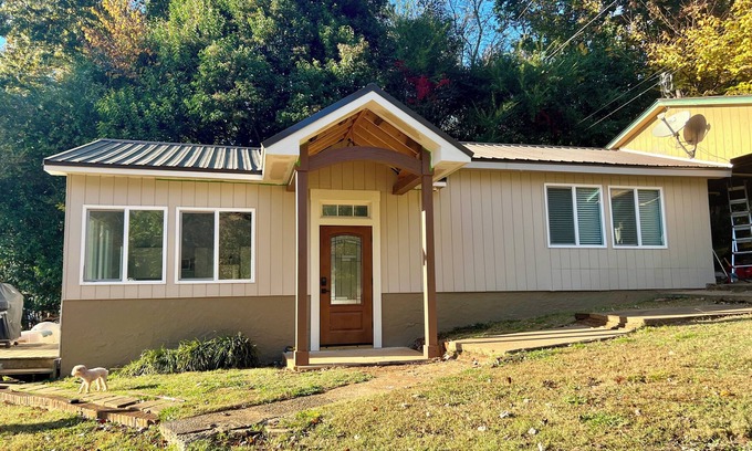 Steele Creek Cabaña | Quiet Lakefront Escape