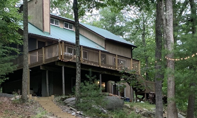Dingmans Ferry Casa | Quiet lakefront retreat close to year-round adventure!