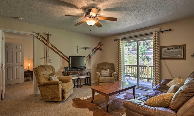 Deadwood Apartamento | Quiet Lead Condo with Balcony - 5 Mi to Ski Lifts!