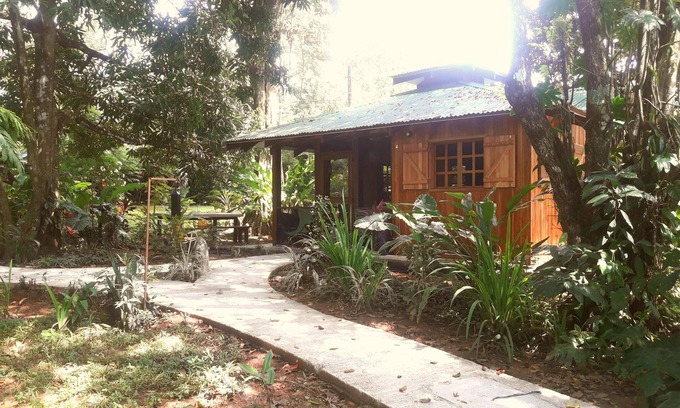 Ojochal Chalet De Esquí | Calma la casa en un gran jardín cerca de los servicios