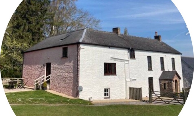 Llanfihangel Tal-y-llyn Casa | Quiet location, 4 bedroom, 4 bath, barn, six miles Brecon. Dog friendly.