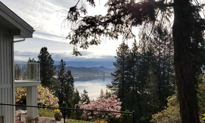 West Kelowna Estates Apartamento | Quiet location with stunning view, close to downtown, wineries, beaches