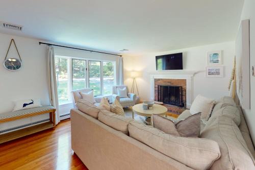 Harwich Casa | Quiet Long Pond Getaway