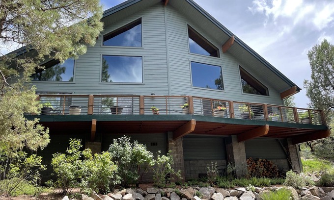 Young Cabina | Quiet Luxury-Tall Pines-3 Bedroom-2.5acres-Sleeps 16-Swim & Fish 5mins to creek!