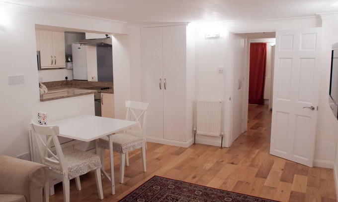 Carshalton South and Clockhouse Apartamento | Tranquilo apartamento moderno cerca de Sutton y trenes para el centro de Londres