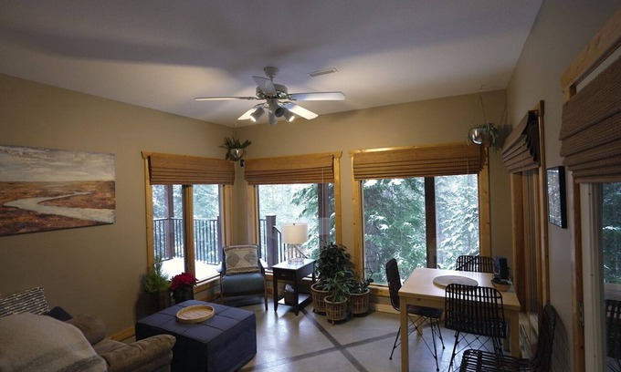 Eagle Terrace Apartamento | Quiet Mountain Escape- stay local & meet a legend.