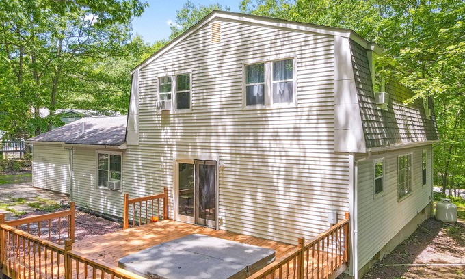 Mount Pocono Casa | Quiet mountain home with deck, hot tub, pool table & Ping-Pong/air hockey