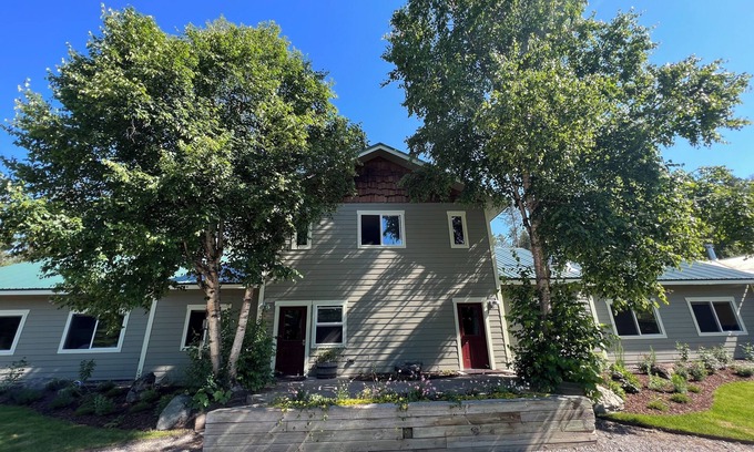West Glacier Cabina | Quiet multi-family large home only 4 miles from Glacier National Park's entrance
