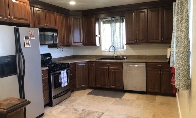 American Fork Casa | Quiet neighborhood close to restaurants and shopping