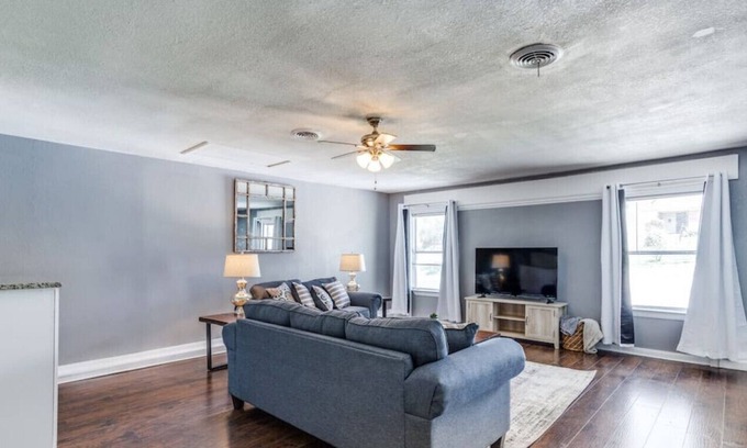 Dallas Casa | Quiet neighborhood living. Downtown minutes away