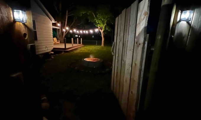 Lander Casa | Quiet neighborhood, relaxing wrap around deck with fire pit. Short walk to town.