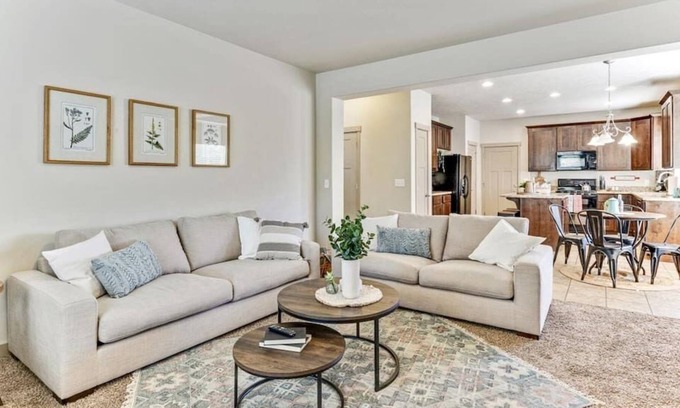 Highland Casa | King Bed!| Garage.| Stunning Home in Highland.