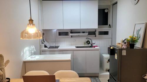 Seogang-dong Apartamento | Quiet Nest 7 Minutes from Hongdae