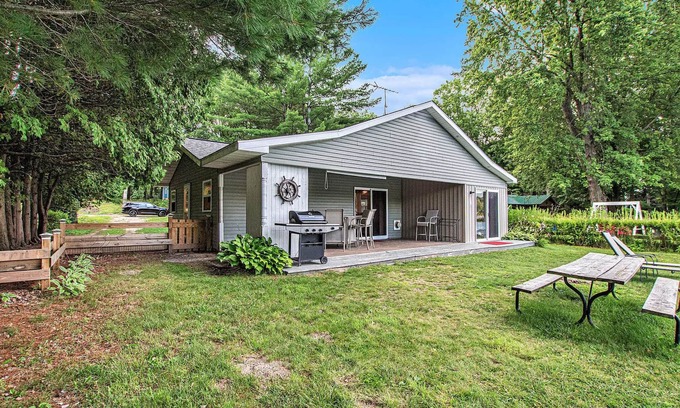 Mecosta Cabaña | Quiet oasis steps from the water with access to Canadian Lakes amenities!