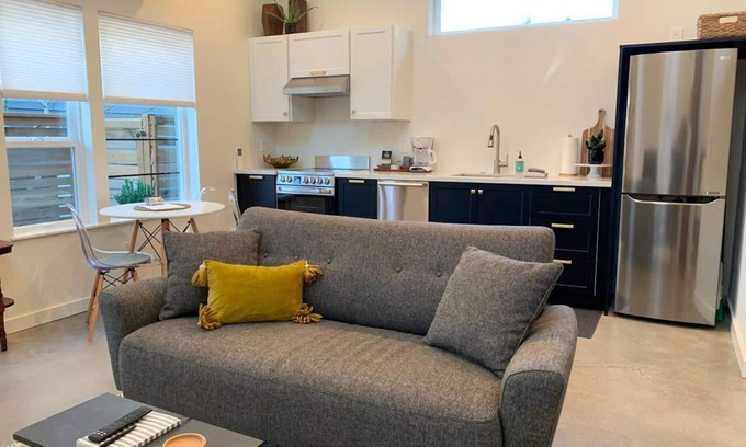 Rose City Park Casa | * Retiro moderno en NE Portland ** 1 BR, AC, W / D, se admiten perros *