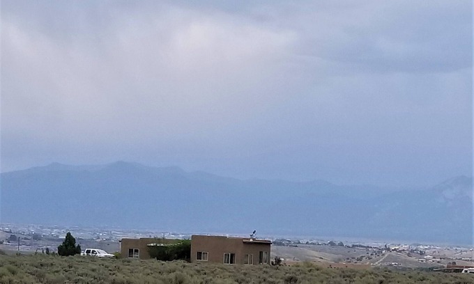 Taos Casa | Casa tranquila, que admite mascotas con vistas a la montaña. Zona vallada para perros que deambulan.