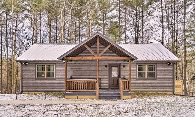 Logan Cabaña | Quiet Pines Cabin Hocking Hills w/ Hot Tub & Pond