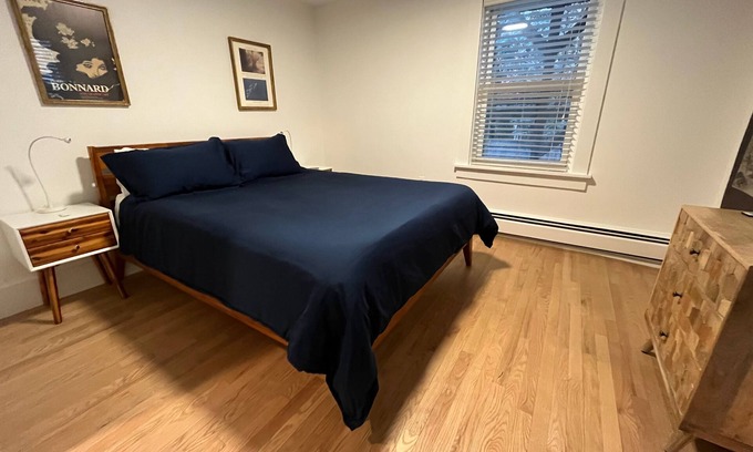 Central Square Apartamento | Quiet, private 1 bedroom garden apt near Harvard/MIT, sleeps 4 adults + 1 infant