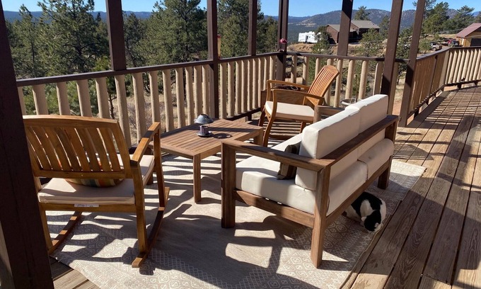 Florissant Casa | Quiet, Private Apartment on 1st Floor of House- Amazing Views of Pikes Peak