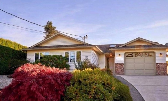 Regional District of Nanaimo Casa | Quiet, private, bungalow w fenced yard.