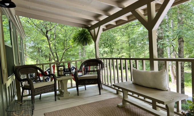 Clarkesville Cabina | Quiet private cottage situated on 3 acres with 2 creeks running through it