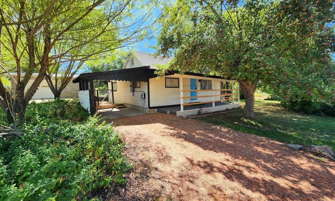 Orderville Cabaña | Quiet Private Cottage near ZION - Pet-Friendly ~ Tesla/ EV Charger