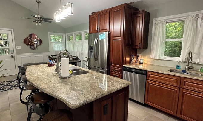 Chapel Hill Apartamento | Quiet, quaint 2 bedroom 2 bath upstairs apartment 3.5 miles from UNC