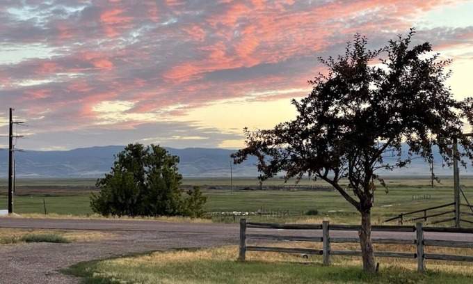 Dingle Otro | Quiet & Relaxing Farm Home/15 min from lake/ Big Yard/ Fun Games