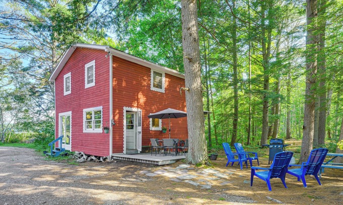 Raymond Cabaña | ¡NUEVO! Waterfront Panther Pond Cottage con cubierta + parrilla