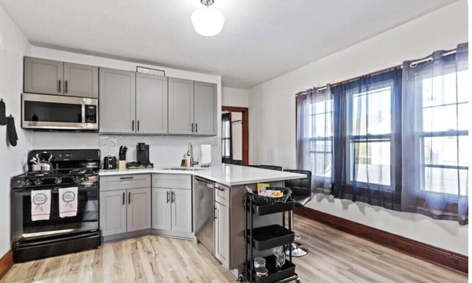 Bay View Apartamento | Bayview 2BR Near Downtown & Airport with Wi-Fi