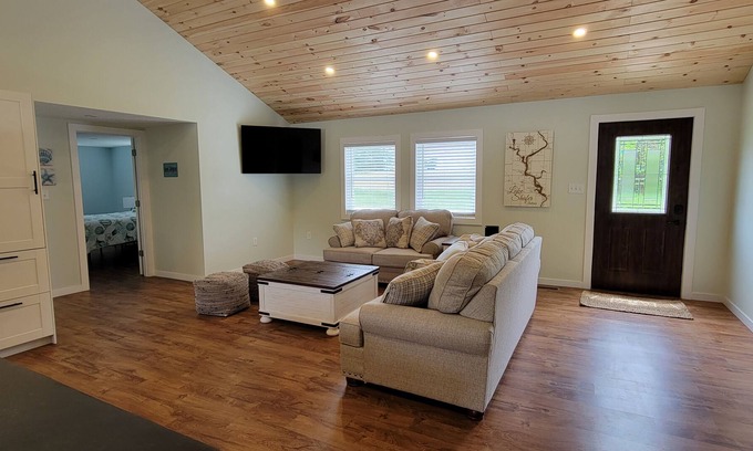 Monticello Cabaña | Quiet retreat in Monticello on Lake Shafer with dock and jet ski lift!