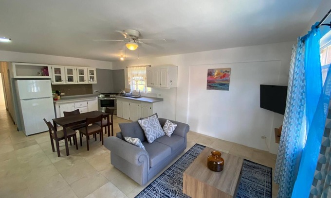 Blades Casa | Quiet retreat. Minutes from airport, world renowned beach and major city center