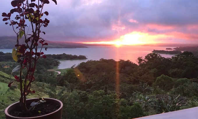 Arenal Villa | Retiro tranquilo en un hermoso jardín orgánico junto al lago
