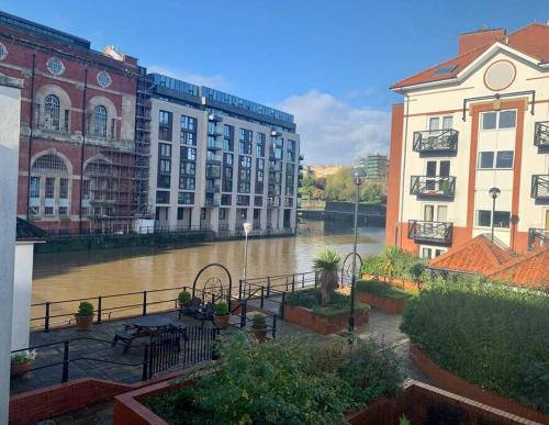 Bristol City Centre Apartamento | Quiet riverside apartment with views and parking- Hopewell