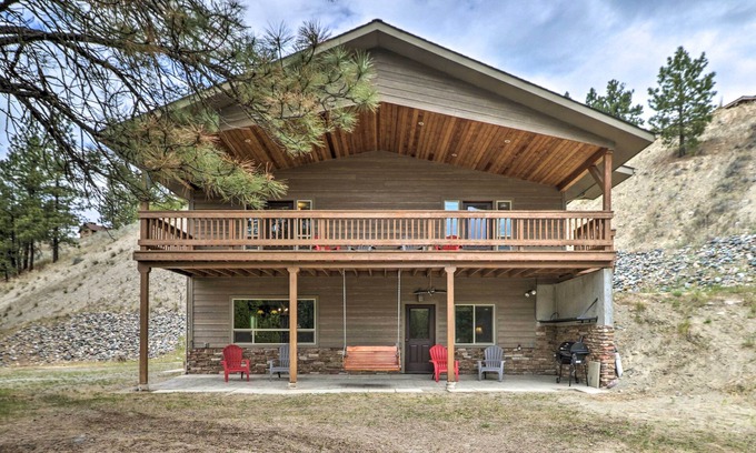 Lincoln County Casa | Quiet Riverside Retreat: Hike, Fish & Ski!