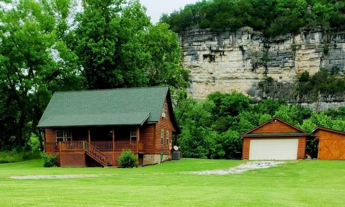 Mountain View Cabina | Quiet rustic retreat on the White River across from Handford Bluff