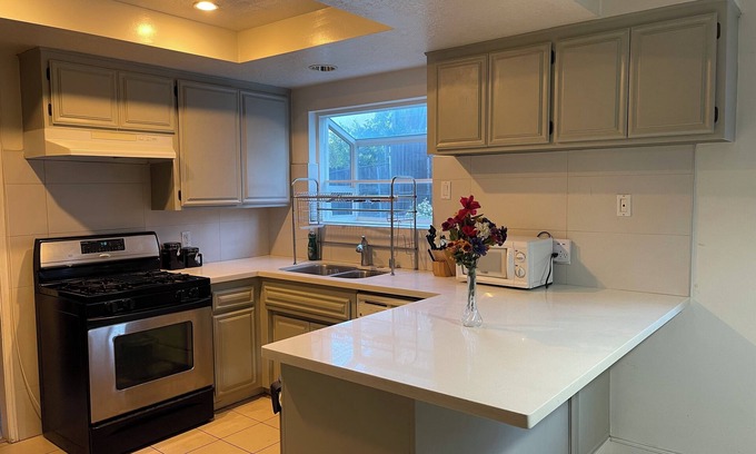 Crescenta Highlands Casa | Quiet, safe and convenient 3-bedroom house with WiFi and AC in gorgeous Glendale