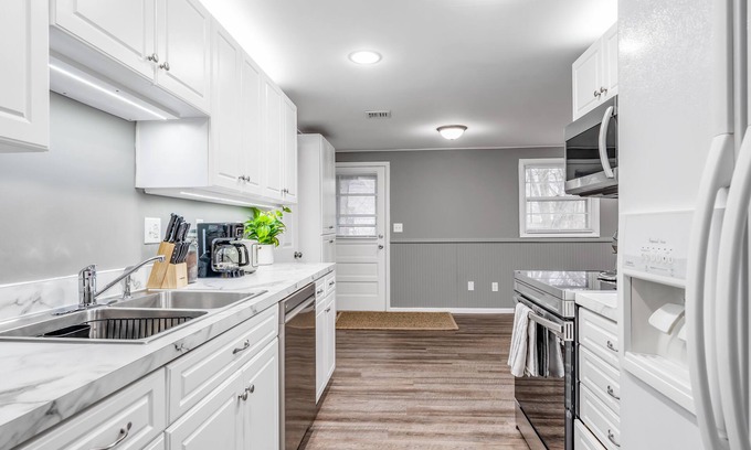 Fort Wayne Casa | Quiet & Safe Area 3BR K&Q Beds Entire Home Full Kitchen Free Coffee Wifi