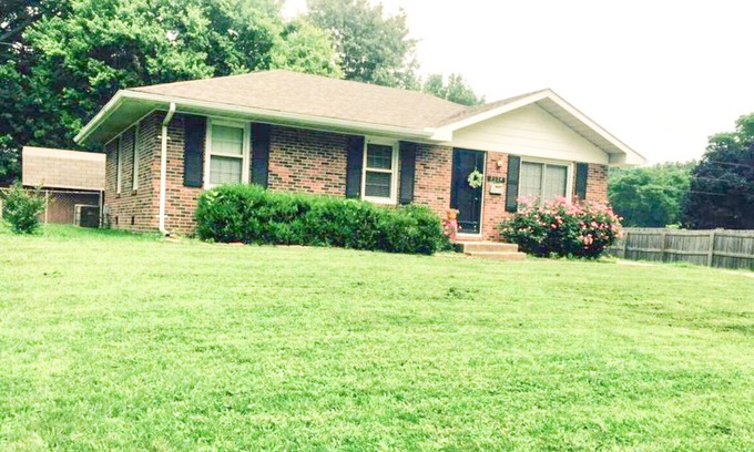 Evansville Casa | Quiet & Safe neighborhood. 3-Bedrooms, 2-bath, 2-car garage