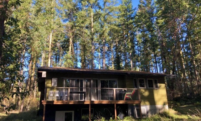Marrowstone Casa | quiet sanctuary in woods, home w gourmet kitchen 1minute from ocean